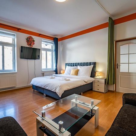 Tuan Long Apartments Яхимов Екстериор снимка