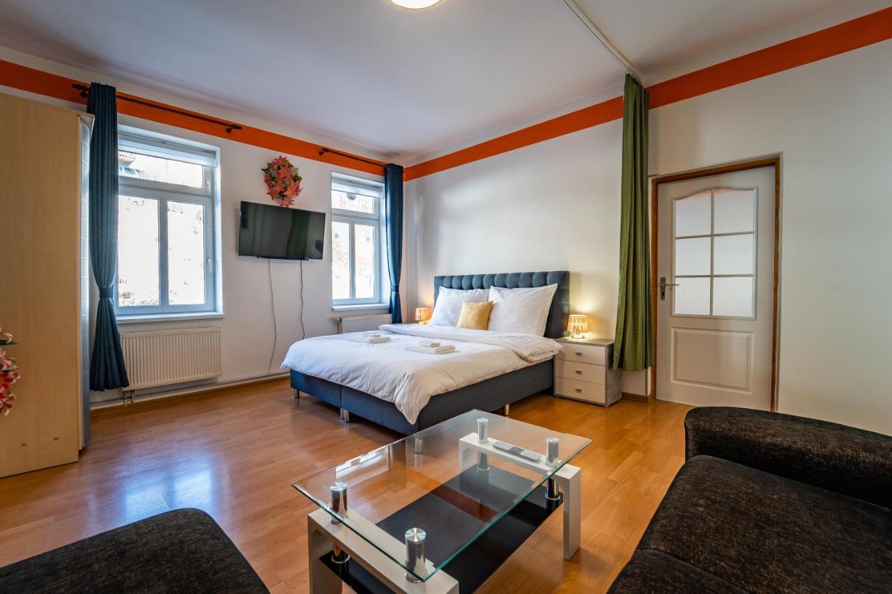 Tuan Long Apartments Яхимов Екстериор снимка
