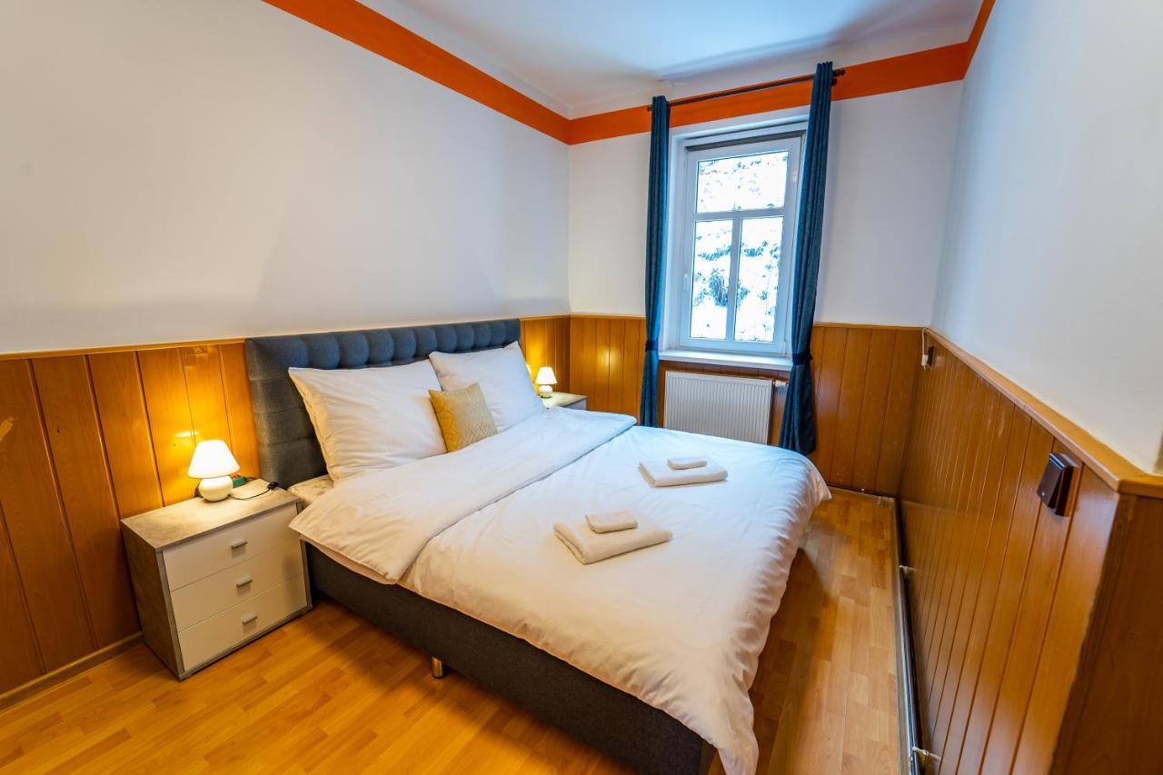 Tuan Long Apartments Яхимов Екстериор снимка