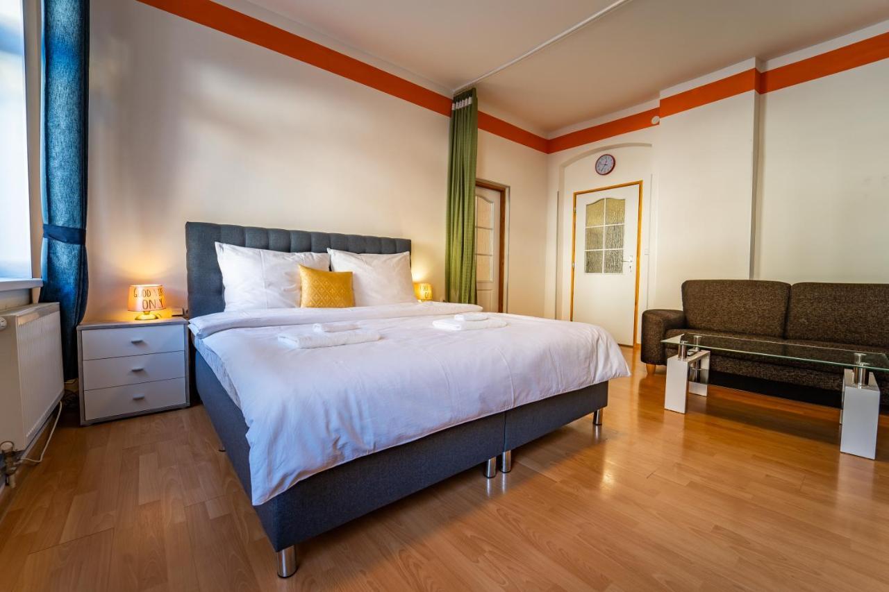 Tuan Long Apartments Яхимов Екстериор снимка