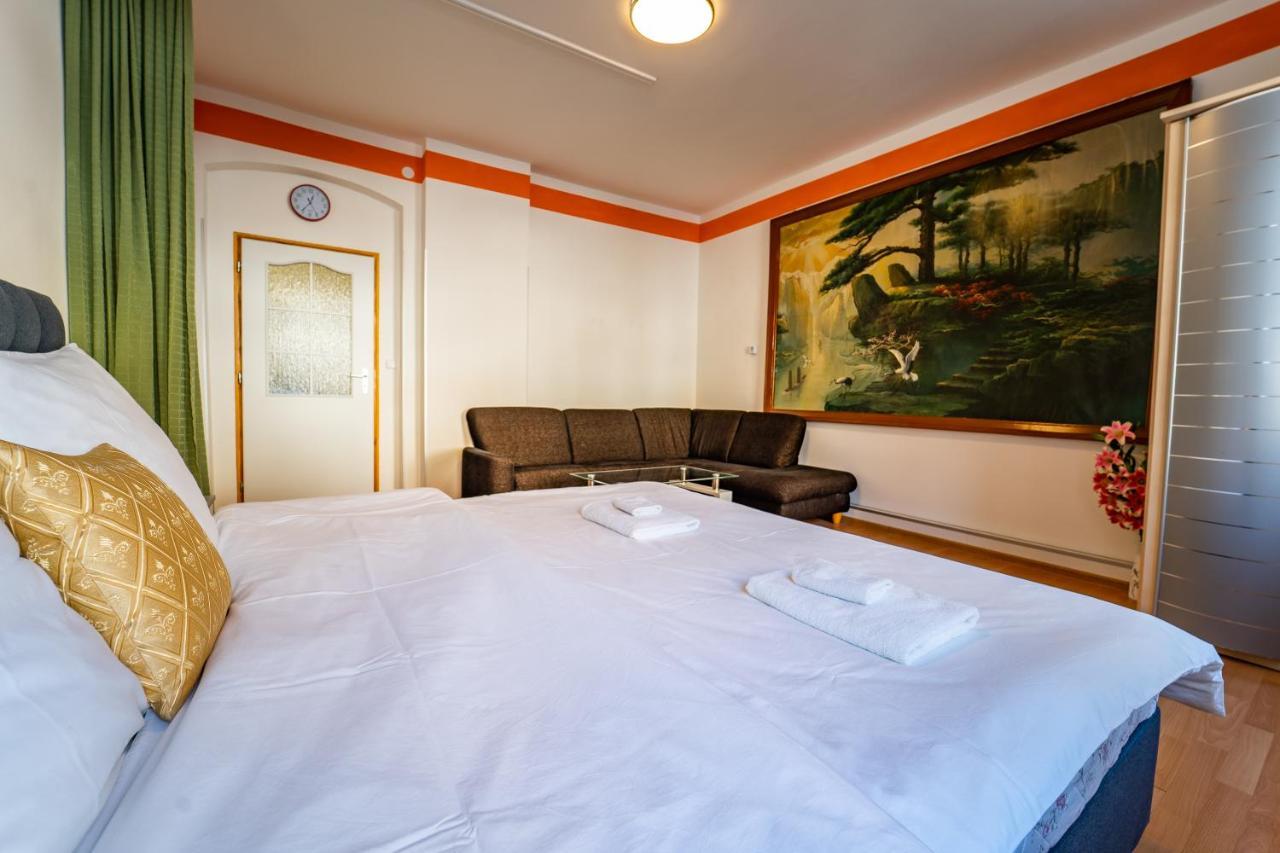 Tuan Long Apartments Яхимов Екстериор снимка