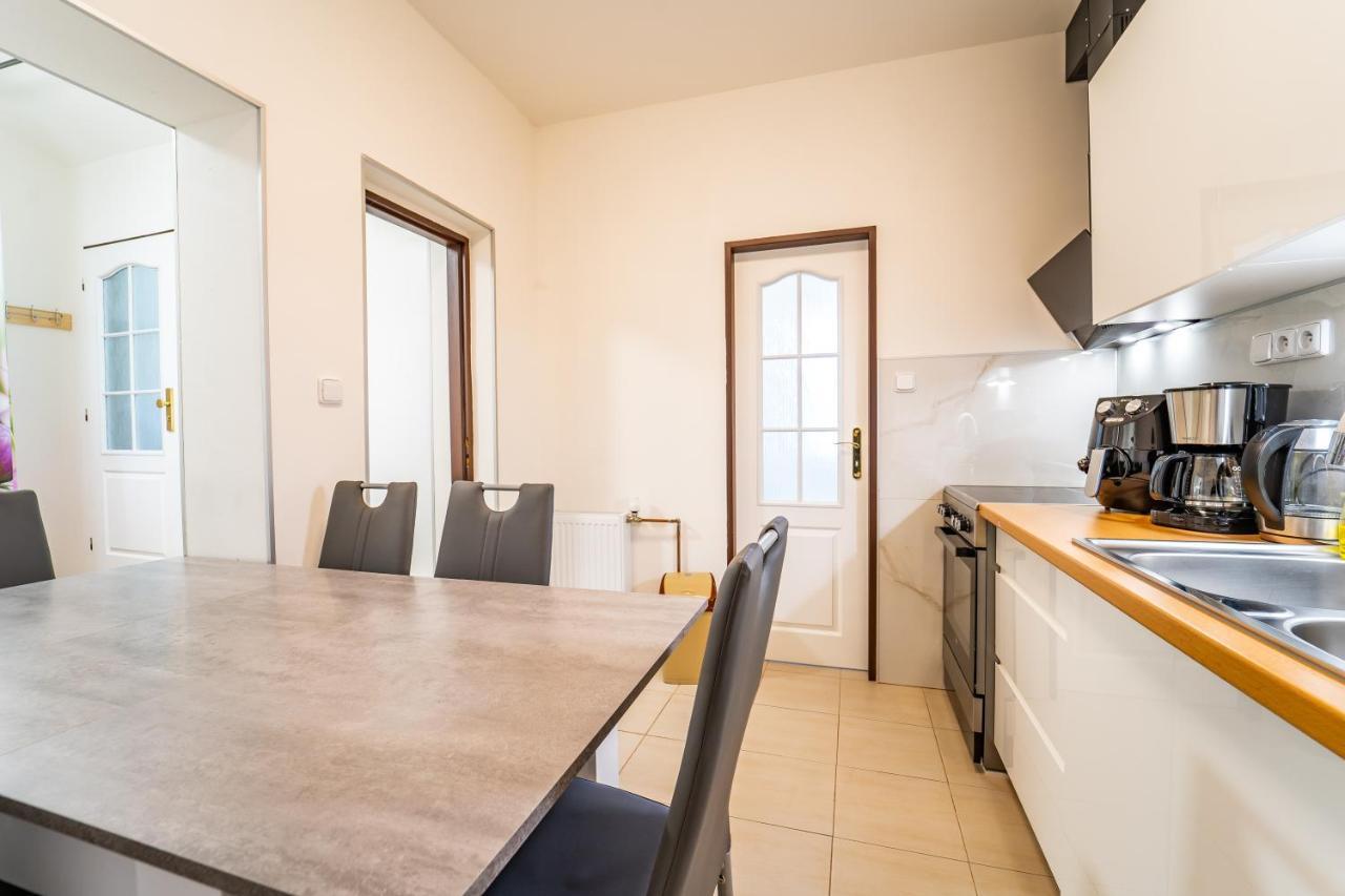 Tuan Long Apartments Яхимов Екстериор снимка