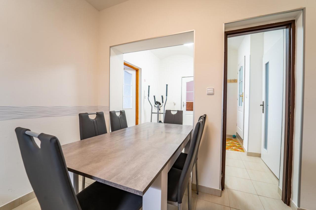 Tuan Long Apartments Яхимов Екстериор снимка